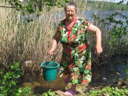 с.Ивановка. Татьяна Ширкова запасается водой из местного озера. фото 03.06.2011 с.Ивановка. Татьяна Ширкова запасается водой из местного озера. фото 03.06.2011