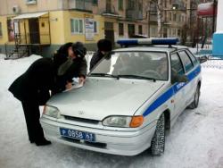 Полицейские берут с пешеходов объяснения причин перехода улицы Полицейские берут с пешеходов объяснения причин перехода улицы