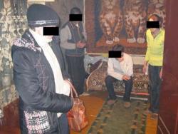28-летняя хозяйка наркопритона Х. (крайняя справа) в окружении своих «гостей» 28-летняя хозяйка наркопритона Х. (крайняя справа) в окружении своих «гостей»