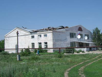 Дом культуры в селе Заплавное с разрушенной крышей Дом культуры в селе Заплавное с разрушенной крышей