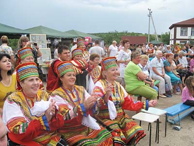 Зрители и участники выставки - на главной площади села