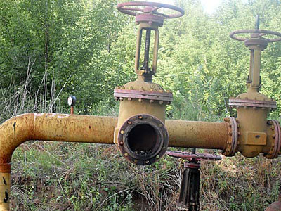 Из этого газопровода 5 июля с рёвом вырывался природный газ, причём ни рабочих, ни специалистов на месте не было Из этого газопровода 5 июля с рёвом вырывался природный газ, причём ни рабочих,