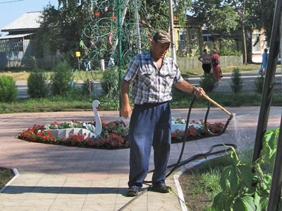 Николай Уленков поливает клумбы возле Аллеи влюблённых Николай Уленков поливает клумбы возле Аллеи влюблённых.