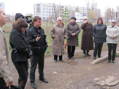 В Подгорном собрание возле одной из пятиэтажек