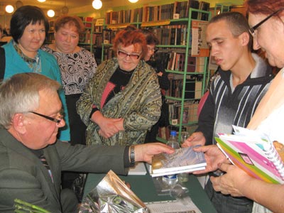 Поэт Юрий Михеев подписывает и дарит читателям свой новый сборник стихов «Ветер любви» Поэт Юрий Михеев подписывает и дарит читателям свой новый сборник стихов «Ветер